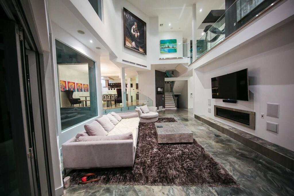Villa Hollywood Hills Modern Sanctuary-jaw Dropping View